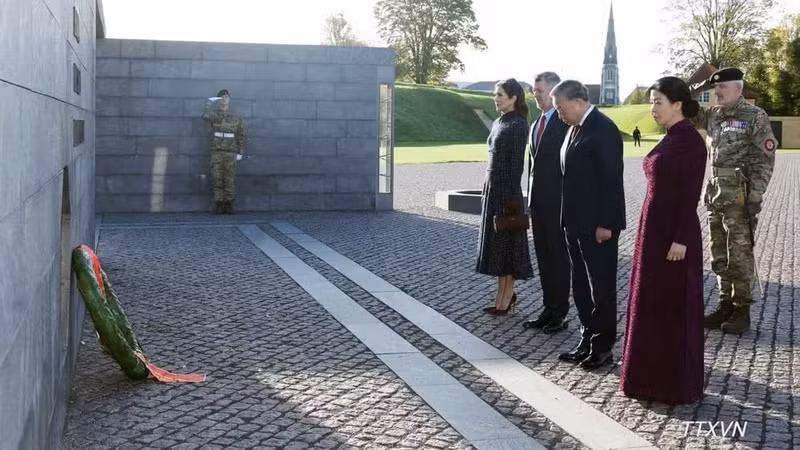 Le secrétaire général du Parti communiste du Vietnam et président de la République, To Lam et son épouse Ngo Phuong Ly, ainsi que le roi Frederik X et de la reine Mary, ont déposé une gerbe le 19 octobre au Monument à l’engagement international du Danemark, à Copenhague. Photo : VNA.