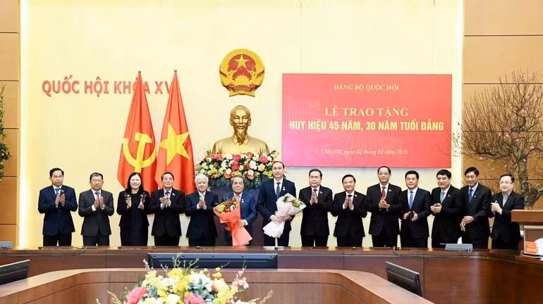 Cérémonie de remise des insignes des 45 et 30 ans d’adhésion au Parti à des membres de l’organisation du Parti de l’Assemblée nationale. Photo: VNA.
