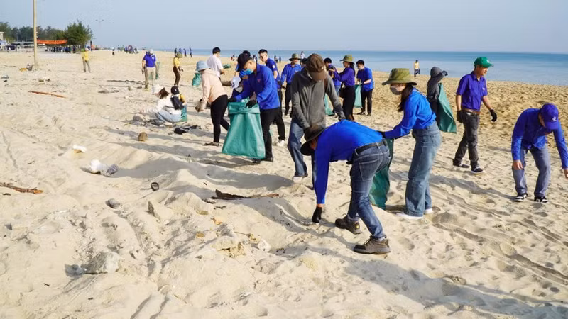 Le mouvement « Dimanche vert – Nettoyons la mer » sur la plage Thuan An, ville de Hue. Photo : Comité d’organisation.