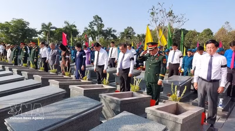 Cérémonie commémorative et d’inhumation pour les restes de 158 soldats volontaires et experts vietnamiens tombés au Cambodge, au cimetière des martyrs de Vinh Hung – Tan Hung, province de Tay Ninh. Photo : VNA.