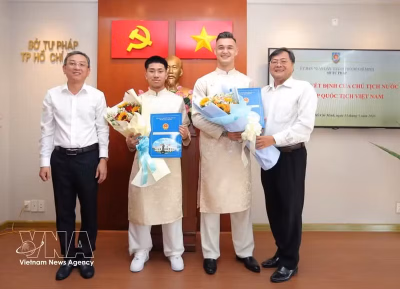 Le Service de la Justice de Ho Chi Minh-Ville vient de remettre la décision du président de la République accordant la nationalité vietnamienne à deux footballeurs d’origine vietnamienne : Ngo Dang Khoa (Khoa Ngo, de nationalité australienne) et Le Giang Patrik (de nationalité slovaque), tous deux joueurs du Club de football de la Police de Ho Chi Minh-Ville. Photo : VNA