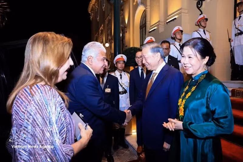 Le secrétaire général du Comité central du PCV et président de la République, To Lam, et son épouse (droite) président un banquet en l’honneur du président panaméen José Raúl Mulino et de son épouse. Photo : VNA.