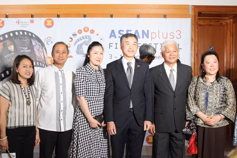 L'ambassadeur du Vietnam en République tchèque, Duong Hoài Nam (centre) et son épouse, en compagnie de représentants des ambassades de l'ASEAN lors de la cérémonie d'ouverture. Photo : VNA