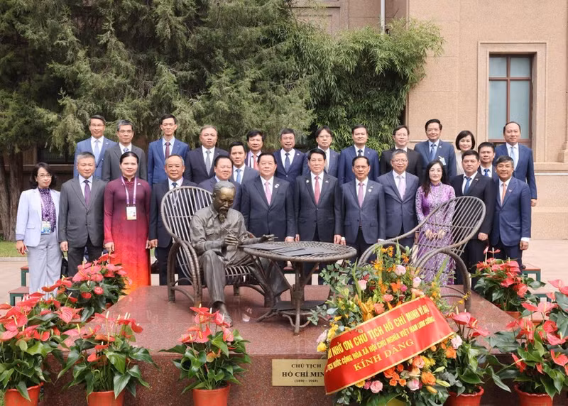 Le président Luong Cuong et le personnel de l'ambassade du Vietnam en Chine. Photo : VNA.