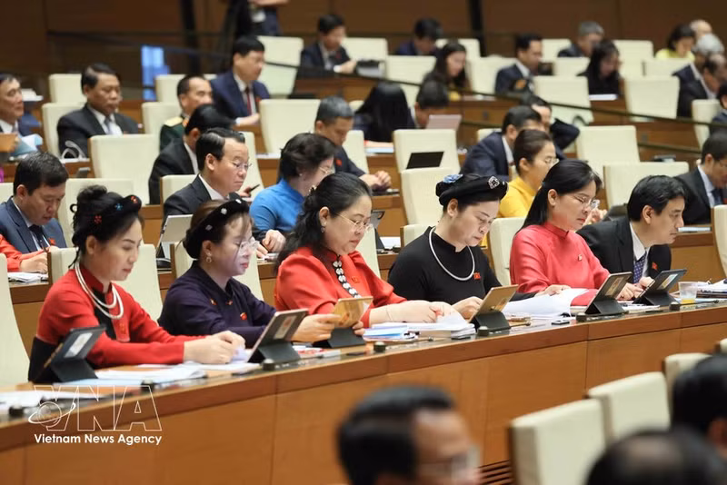 Des députées de l’Assemblée nationale lors de la séance d’ouverture de la 9ᵉ session de la 15ᵉ législature de l’Assemblée nationale. Photo : VNA