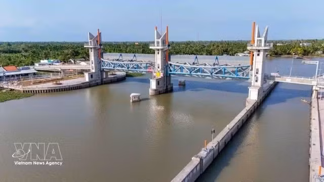 L'écluse de Rach Mop, située dans la commune de Nhơn Mỹ, à Cần Thơ, contribue à prévenir l'intrusion d'eau salée et protège quelque 10 000 hectares de terres agricoles. Photo: VNA