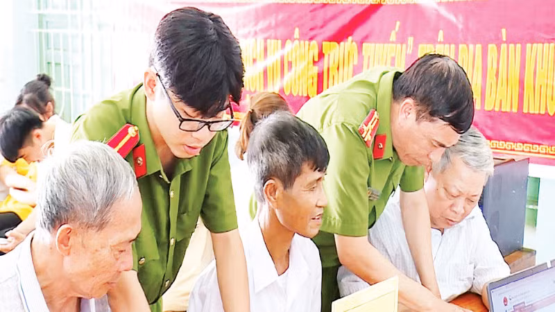 Un « point de services publics en ligne » aide les habitants à utiliser les services administratifs dématérialisés. (Photo : Police de la province de Thanh Hoa)