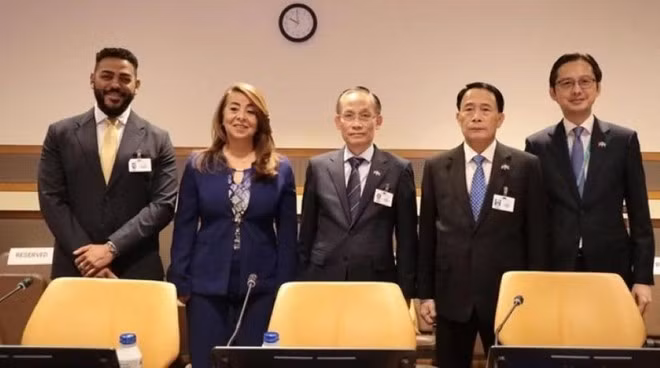 Le ministre par intérim des Affaires étrangères, Le Hoai Trung, (milieu), lors d'un forum à New York. Photo : VNA.