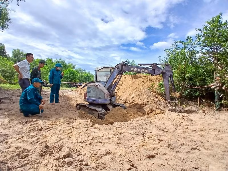 Les forces compétentes inspectent le site de recherche et d’exhumation des dépouilles de soldats tombés pour la Patrie dans la zone de Go Tram, hameau d’An Son, commune de Nghia Giang. Photo : VHO