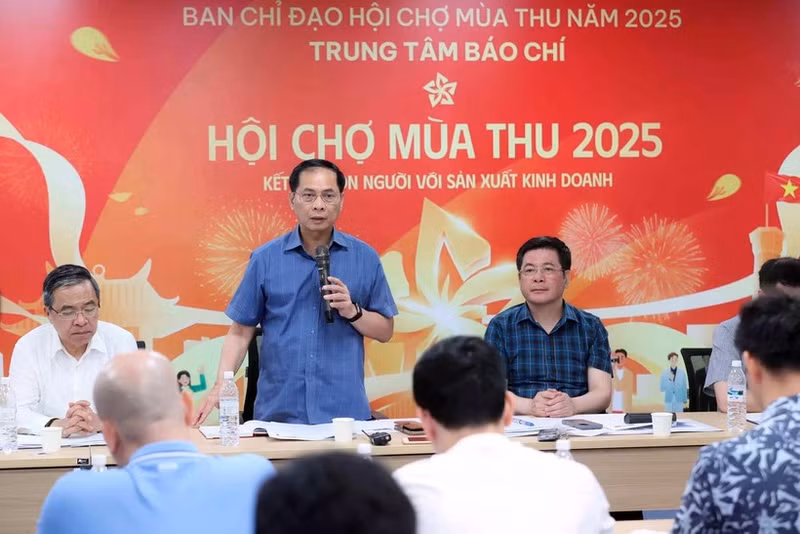 Le vice-Premier ministre Bui Thanh Son, chef du comité de pilotage de la Foire d’automne 2025, lors de la réunion de travail. Photo : VNA.