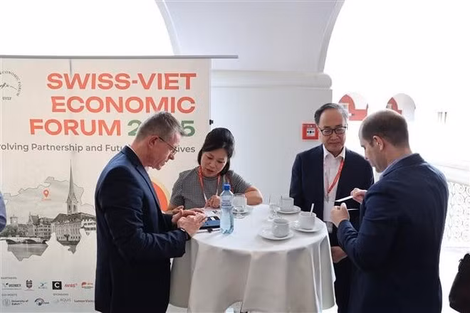 Des représentants d'entreprises vietnamiennes et suisses nouent des liens et élargi leurs réseaux de coopération lors de cet événement. Photo : VNA.