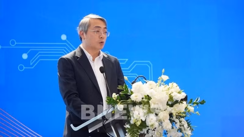 Hoàng Ninh, directeur adjoint du Département du commerce électronique et de l’économie numérique du ministère de l’Industrie et du Commerce, s’exprime lors du Forum du commerce électronique 2026. Photo : VNA