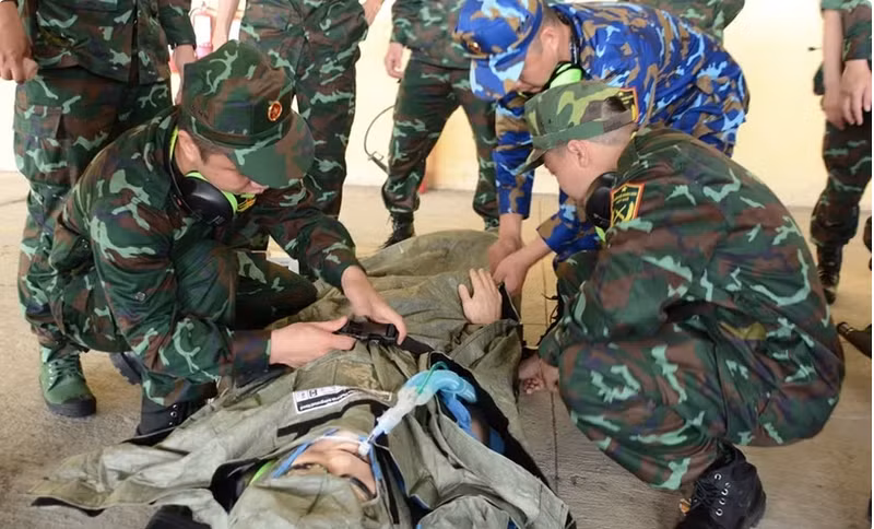 Le Vietnam forme ses Casques bleus à l'évacuation médicale aérienne avec le soutien de l'Australie. Photo : quandoinhandan.vn
