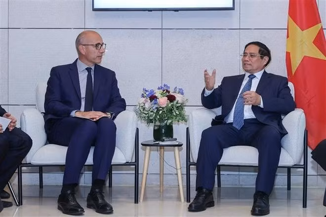 Le Premier ministre Pham Minh Chinh (à droite) travaille avec Safran, à Paris, le 11 juin. Photo : VNA.