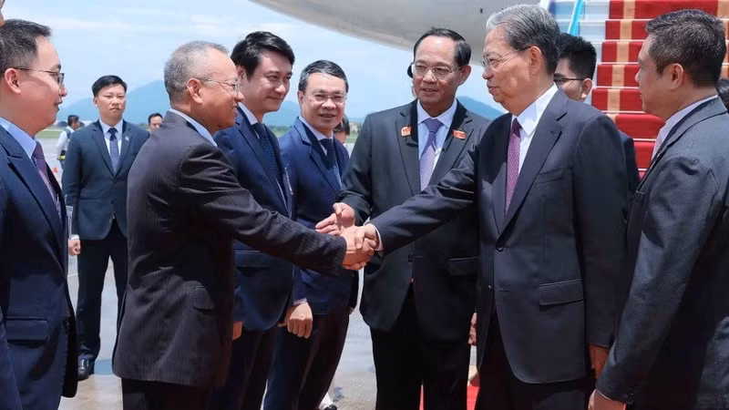 Le vice-président de l’Assemblée nationale Tran Quang Phuong, accompagné de représentants des organes du Parti, des ministères, des secteurs et de la ville de Hanoï, a accueilli Zhao Leji, président du Comité permanent de l’Assemblée populaire nationale de Chine, à l’aéroport international de Noi Bai. (Photo : VNA)