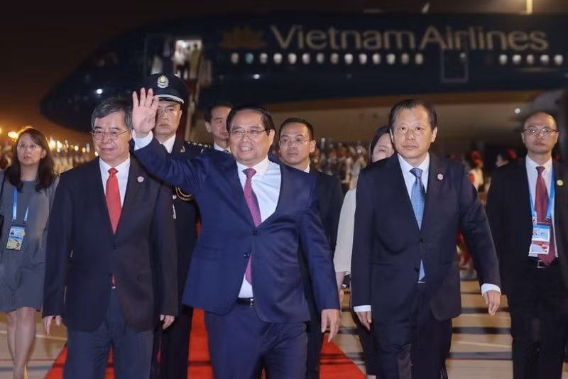 Le Premier ministre Pham Minh Chinh et une délégation vietnamienne sont arrivés à l'aéroport international de Tianjin Binhai à minuit le 31 août (heure locale). Photo : VGP.