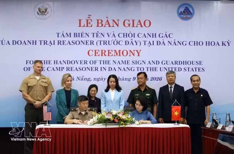 Des représentants de Da Nang et des États-Unis signent un accord portant sur la restitution d'objets historiques. Photo : VNA.