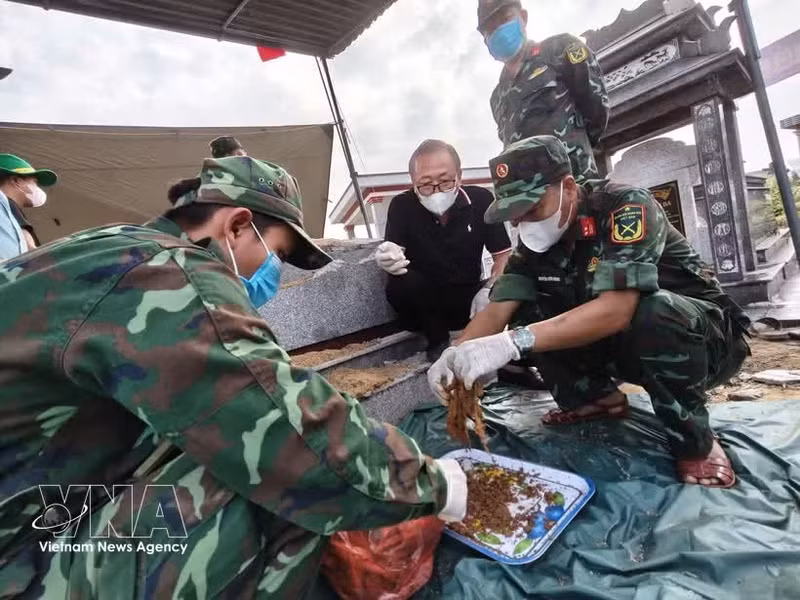 Les forces du Commandement militaire de la ville de Da Nang (Centre) procèdent à l’exhumation des restes de 17 soldats morts pour la Patrie, inhumés dans une fosse commune au village de Go Cao, commune de Thu Bon. Photo: VNA