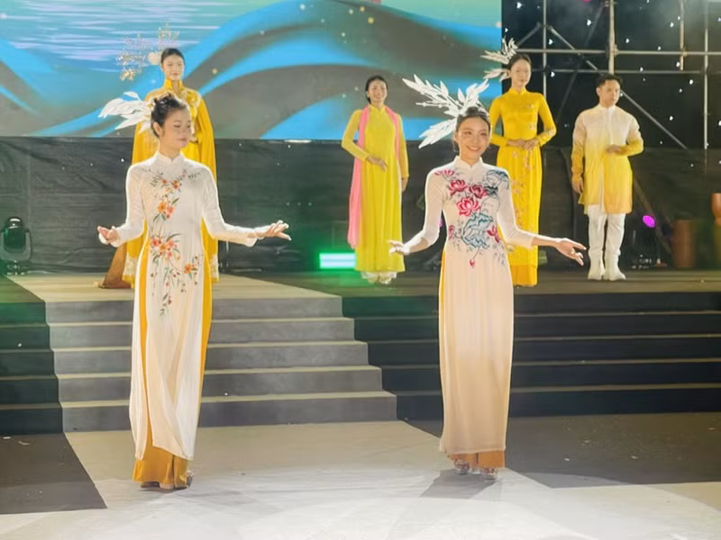 Le Festival de l’ao dài de Hanoi 2025 célèbre patrimoine et élégance. Photo : VNA.