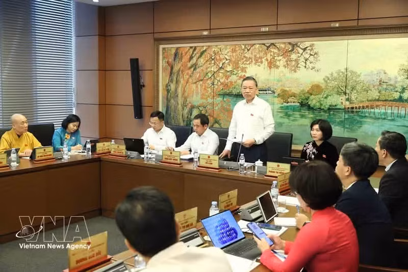 Le secrétaire général du Parti communiste du Vietnam et président de la République, To Lam lors des discussions en groupe sur le projet de loi révisée sur la poste et le projet de loi modifiant et complétant plusieurs articles de la Loi sur la métrologie. Photo : VNA.