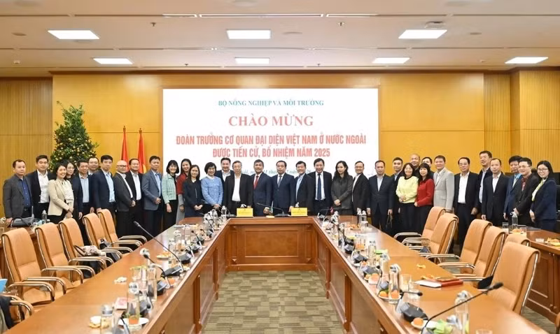Lors de la rencontre avec les chefs des représentations vietnamiennes à l’étranger proposés et nommés en 2025. Photo : Kieu Chi.