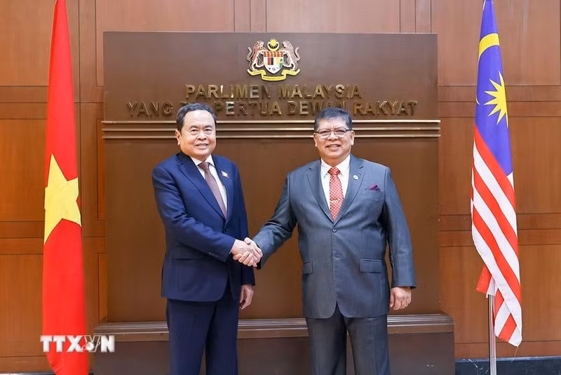 Le président de l’Assemblée nationale vietnamienne, Tran Thanh Man (gauche) et le président de la Chambre des représentants de Malaisie, Tan Sri Dato’ Johari bin Abdul. Photo : VNA.