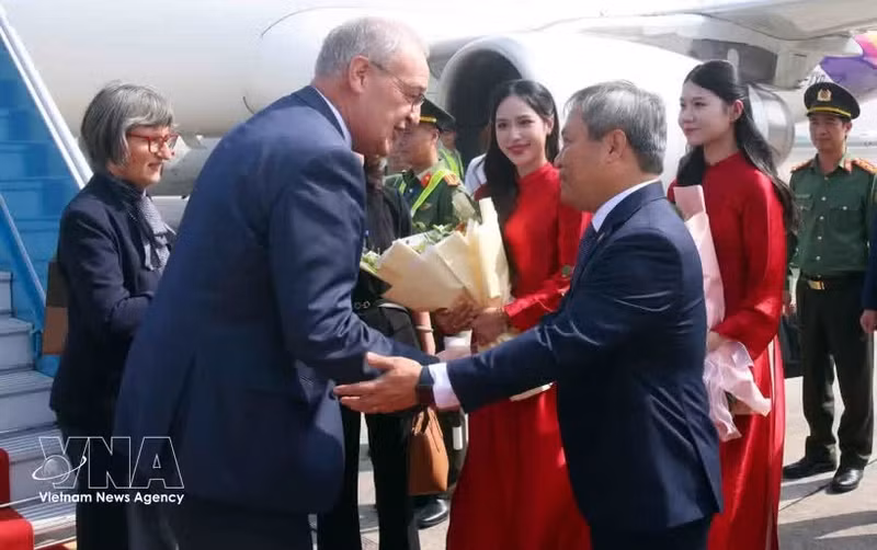 Le président du Comité populaire de Hanoi, Vu Dai Thang (droite), accueille le président suisse Guy Parmelin et son épouse à l'aéroport international de Noi Bai, à Hanoi, en octobre 2026. Photo : VNA.