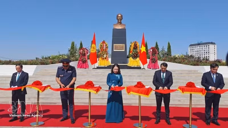 La cérémonie d'inauguration du monument du Président Hô Chi Minh. Photo : VNA.