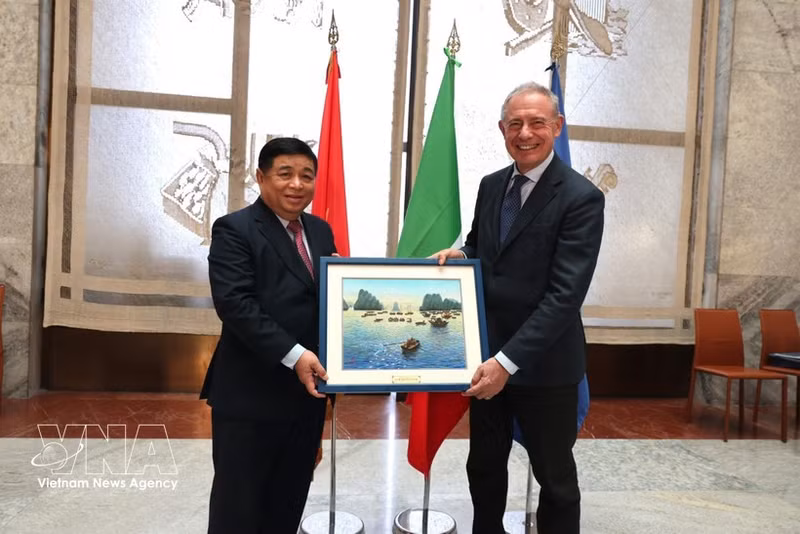 Le vice-Premier ministre Nguyen Chi Dung (gauche) et le ministre italien des Entreprises et du Made in Italy, Adolfo Urso. Photo : VNA.