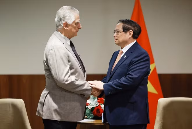 Le Premier ministre Pham Minh Chinh (droite) et le président de FIRJAN. Photo : VNA.