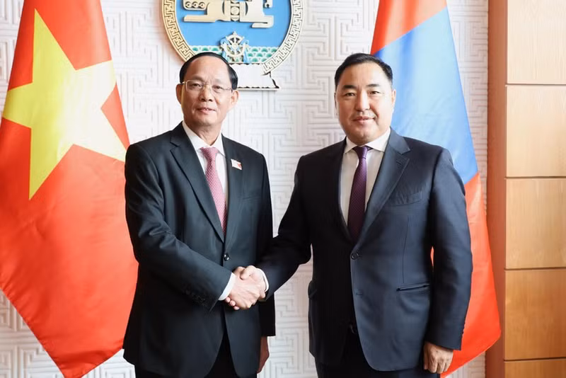Le vice-président de l’Assemblée nationale (AN) du Vietnam, Tran Quang Phuong, et le vice-président du Parlement mongol. Photo : VNA.