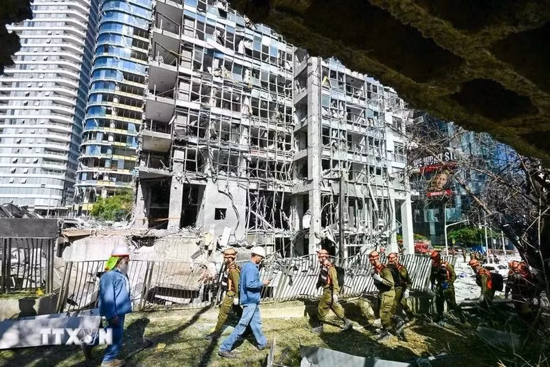 Un bâtiment endommagé après une attaque à Ramat Gan, en Israël. Photo : XINHUA/VNA.