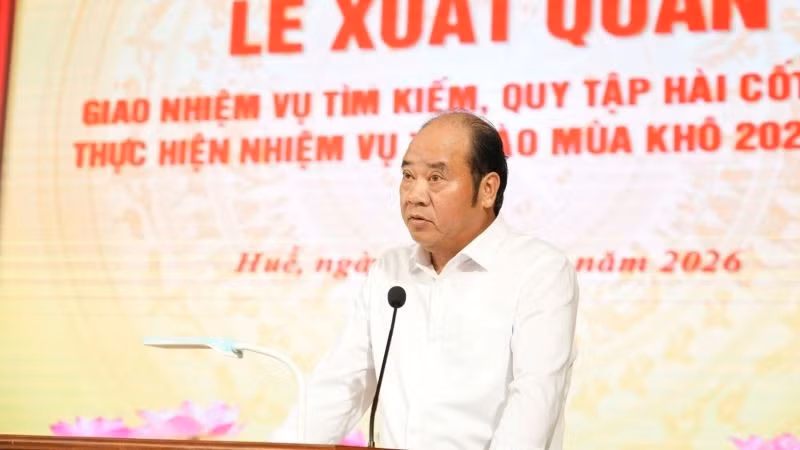 Le vice-président du Comité populaire municipal et chef du Comité de pilotage 515 de la ville de Hue, Nguyen Van Manh, prononce son discours en confiant la mission.