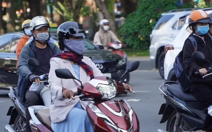 À Hô Chi Minh-Ville, une rare vague de froid surprend les habitants. Photo: NLĐ