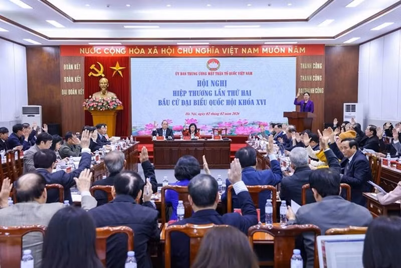 Les délégués votent la liste des 217 candidats de l’échelon central aux législatives. Photo : dantri.com.vn
