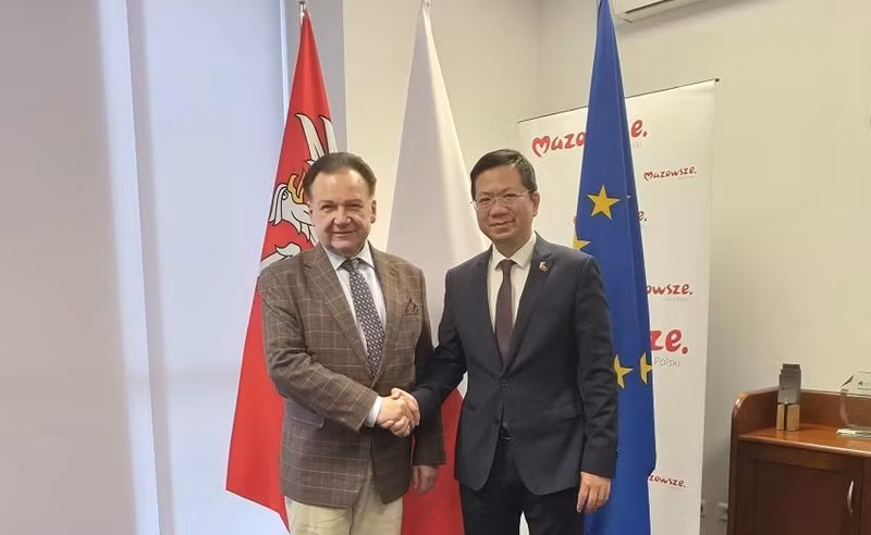 L’ambassadeur du Vietnam en Pologne, Ha Hoang Hai, lors de son entretien avec M. Adam Struzik, gouverneur de la voïvodie de Mazovie. (Photo : Ambassade du Vietnam en Pologne)