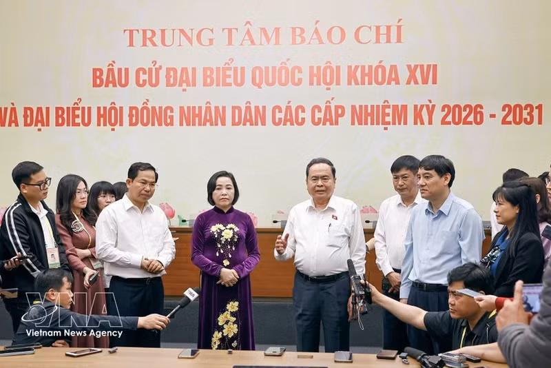 Le président de l’Assemblée nationale, Trân Thanh Mân, visite le Centre de presse à la Maison de l’Assemblée nationale à Hanoï. Photo : VNA