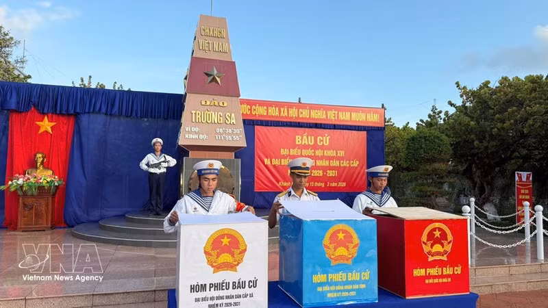 Des soldats votent dans un bureau de vote de la zone spéciale de Truong Sa, province de Khanh Hoa. Photo : VNA