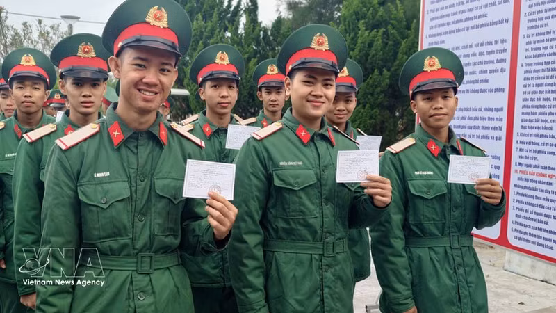 Dès le petit matin, de nombreux électeurs, dont des cadres, des soldats et des habitants vivant et travaillant sur l’île de Côn Co, dans la province de Quang Tri, participent avec enthousiasme au scrutin. Photo : VNA
