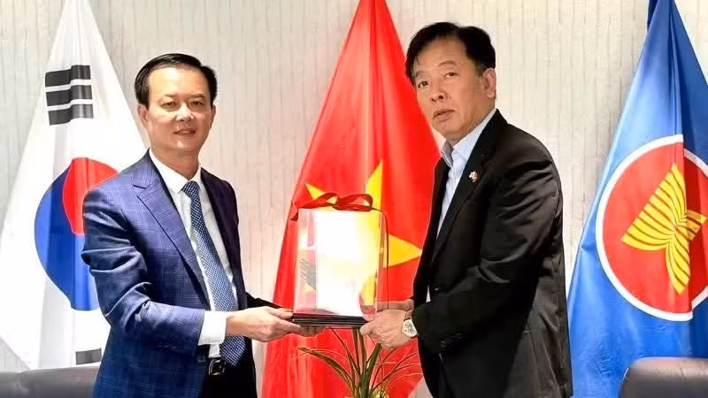 L’ambassadeur Vu Ho (à droite) et le vice-président permanent du Comité populaire de la province de Ha Tinh, Tran Bau Ha.