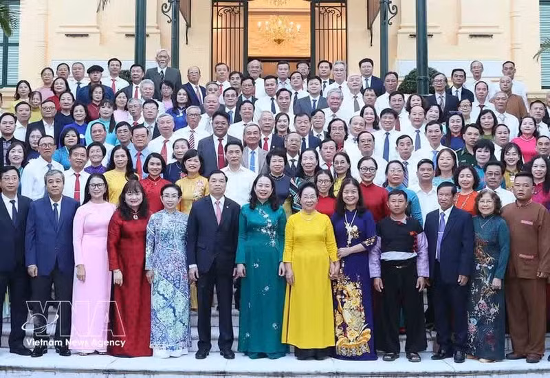 La vice-présidente Vo Thi Anh Xuan et des délégués au Congrès national consacré à la célébration des modèles d’apprentissage exemplaires et au bilan de cinq années de mise en œuvre de décisions du Premier ministre. Photo: VNA.