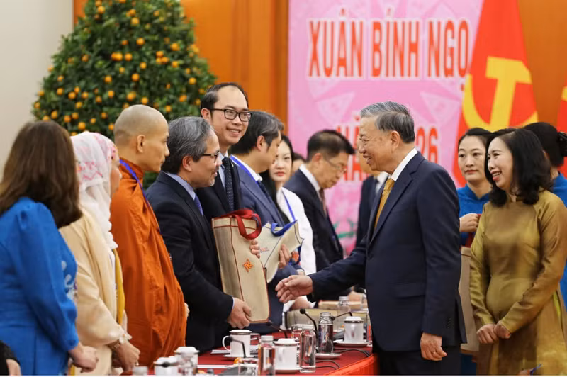 Le secrétaire général du Parti, To Lam, offre des présents aux Vietnamiens d’outre-mer participant au programme « Printemps du pays natal », organisé du 6 au 9 février 2026. (Photo : Thanh Long).