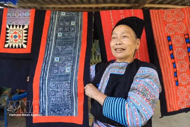 Dans la commune de Pa Co, province de Phu Tho, les femmes Hmong perpétuent l’art du tissage traditionnel tout en développant la commercialisation de leurs créations, qui leur procurent des revenus et contribuent à préserver l’identité culturelle de leur communauté. Photo : VNA.