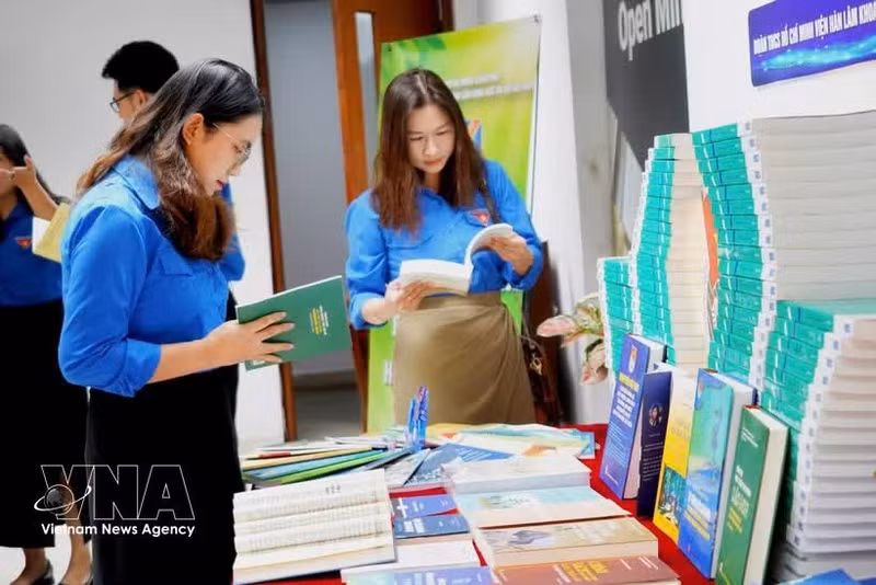 L’Institut des sciences sociales du Vietnam organise, du 21 au 24 avril, à Hanoï, la Semaine du livre et de la culture de la lecture. Photo : VNA.