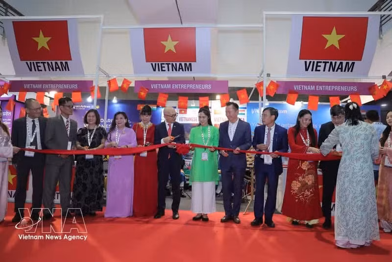 Cérémonie d'ouverture du stand du Vietnam au Salon international du commerce de l’Uttar Pradesh. Photo : VNA.