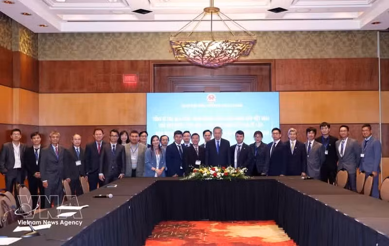Le secrétaire général et président To Lam à la rencontre avec des représentant du Réseau des experts et scientifiques vietnamiens au Canada. Photo: VNA