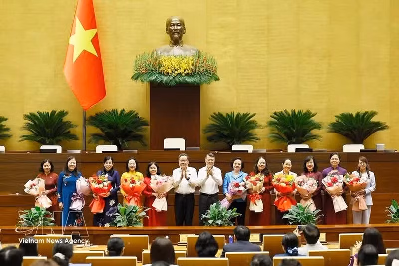 Le Premier ministre Le Minh Hung et le président de l’AN Tran Thanh Man rencontrent les députées de la XVIe législature. Photo : VNA.