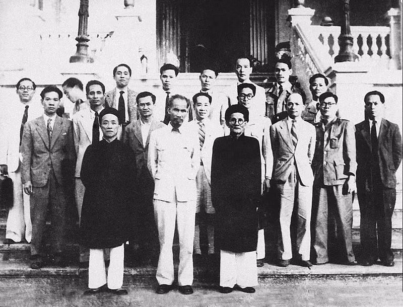 Le Président Ho Chi Minh et les membres du gouvernement de la République démocratique du Vietnam élus par l’Assemblée nationale lors de sa deuxième session, première législature (3 novembre 1946). Photo d’archives.