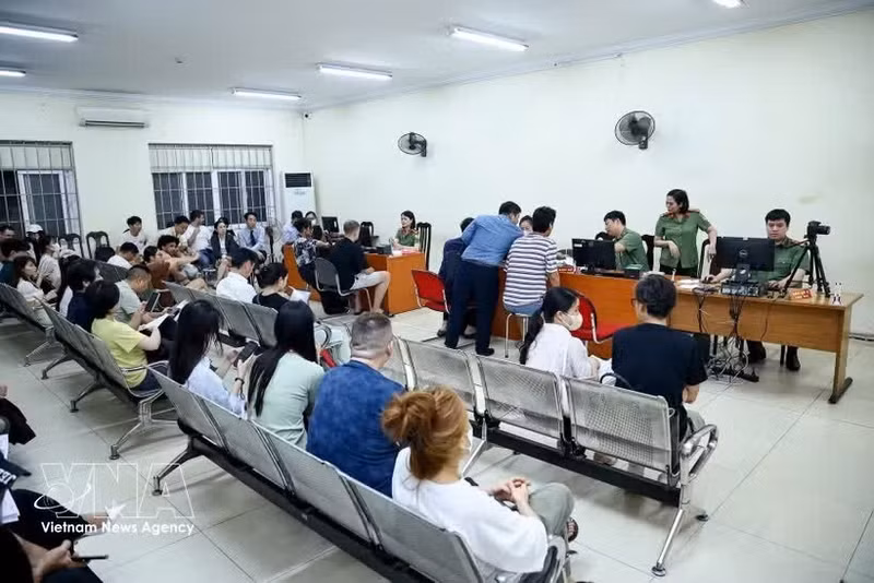 À Hanoï, des polices déploient les systèmes de délivrance de comptes d'identification électronique de niveau 2. (Photo : VNA)