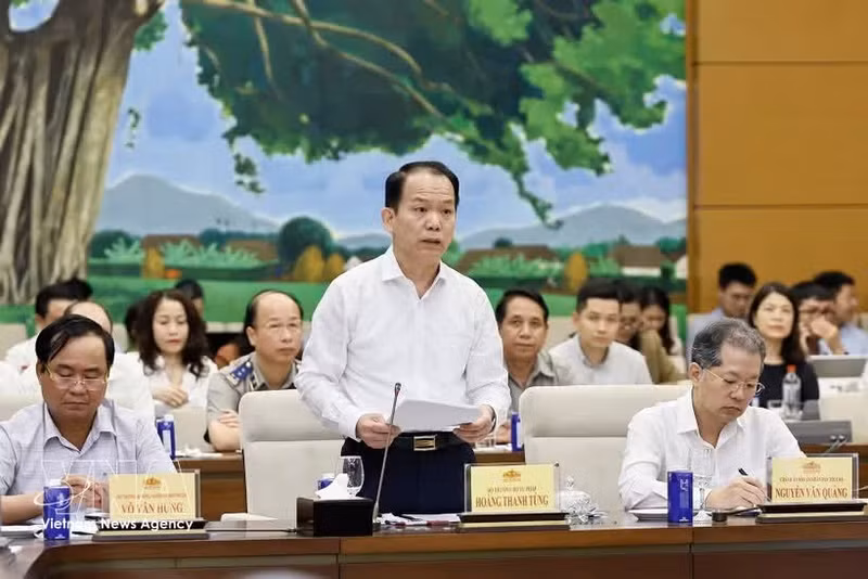 Le ministre de la Justice, Hoang Thanh Tung, présente le rapport de synthèse sur le projet de loi sur le développement urbain. Photo: VNA